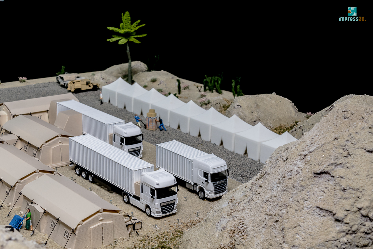 Diorama veldhospital, vrachtwagen met container